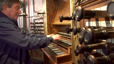 niezwykly organista